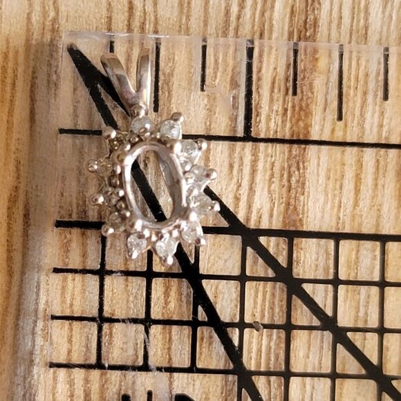 10k diamond pendant round bezel - Picture 4 of 4
